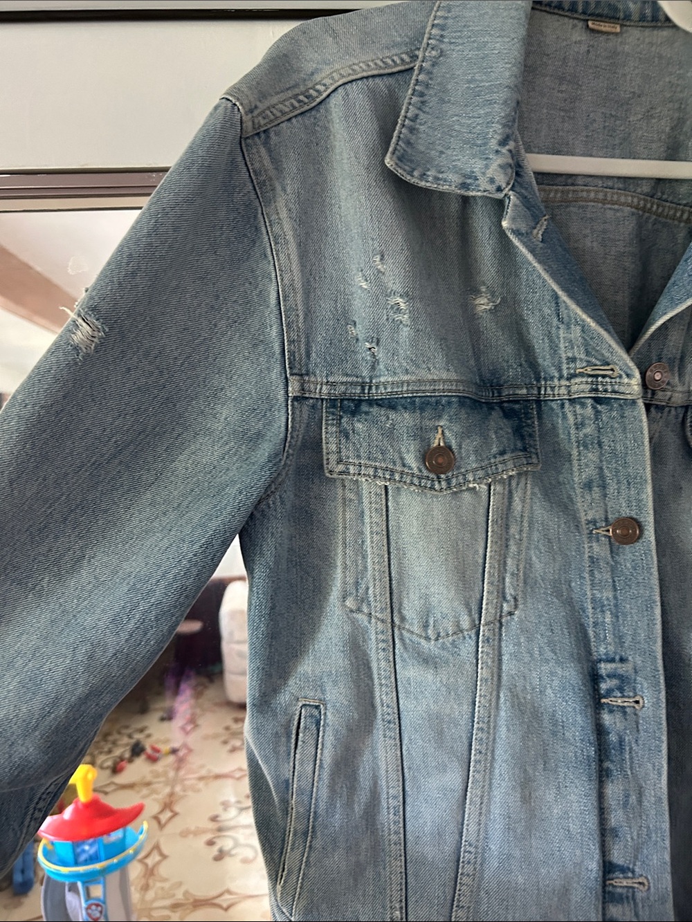 Gucci Light Wash Denim Jacket with Embroidered Cat Patch - Picture 6 of 16